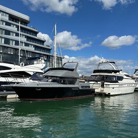 Yacht "X" - 44 Foot Modern Yacht On 5 Star Ocean Village Marina - Minutes Away From City Centre And Cruise Terminals, Free Parking ,Spa Package Available! Southampton Eksteriør billede