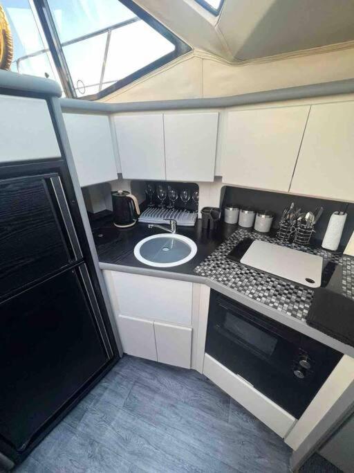 Yacht "X" - 44 Foot Modern Yacht On 5 Star Ocean Village Marina - Minutes Away From City Centre And Cruise Terminals, Free Parking ,Spa Package Available! Southampton Eksteriør billede
