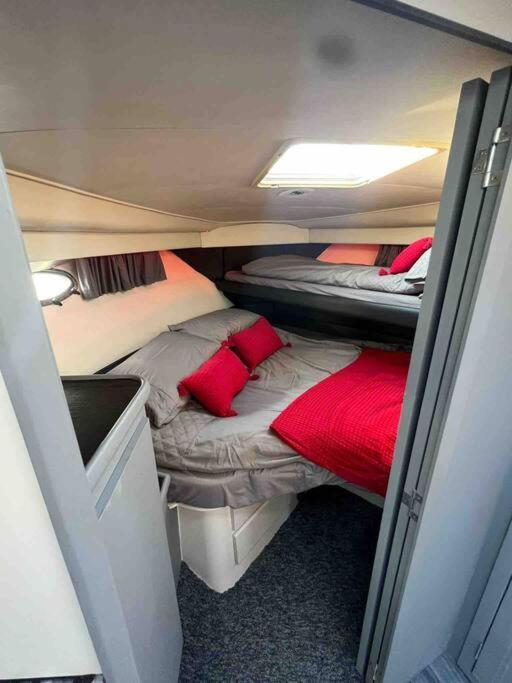 Yacht "X" - 44 Foot Modern Yacht On 5 Star Ocean Village Marina - Minutes Away From City Centre And Cruise Terminals, Free Parking ,Spa Package Available! Southampton Eksteriør billede