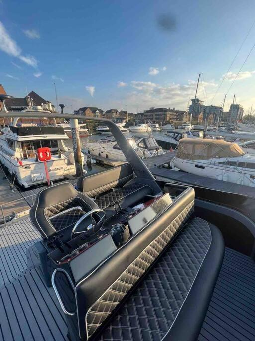 Yacht "X" - 44 Foot Modern Yacht On 5 Star Ocean Village Marina - Minutes Away From City Centre And Cruise Terminals, Free Parking ,Spa Package Available! Southampton Eksteriør billede