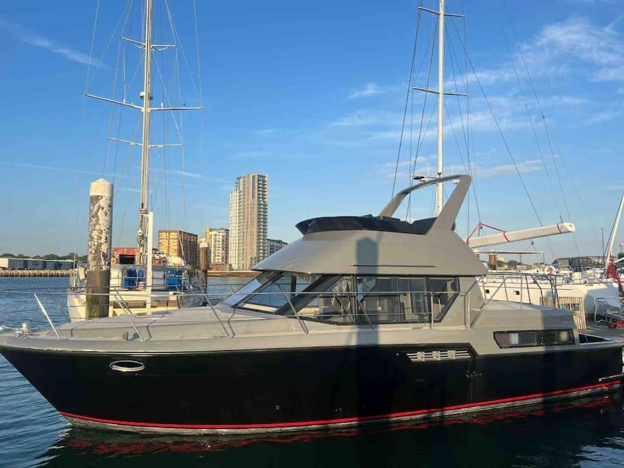 Yacht "X" - 44 Foot Modern Yacht On 5 Star Ocean Village Marina - Minutes Away From City Centre And Cruise Terminals, Free Parking ,Spa Package Available! Southampton Eksteriør billede