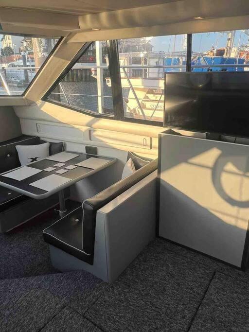 Yacht "X" - 44 Foot Modern Yacht On 5 Star Ocean Village Marina - Minutes Away From City Centre And Cruise Terminals, Free Parking ,Spa Package Available! Southampton Eksteriør billede
