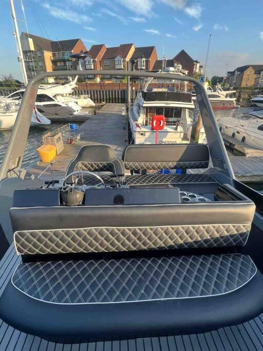 Yacht "X" - 44 Foot Modern Yacht On 5 Star Ocean Village Marina - Minutes Away From City Centre And Cruise Terminals, Free Parking ,Spa Package Available! Southampton Eksteriør billede