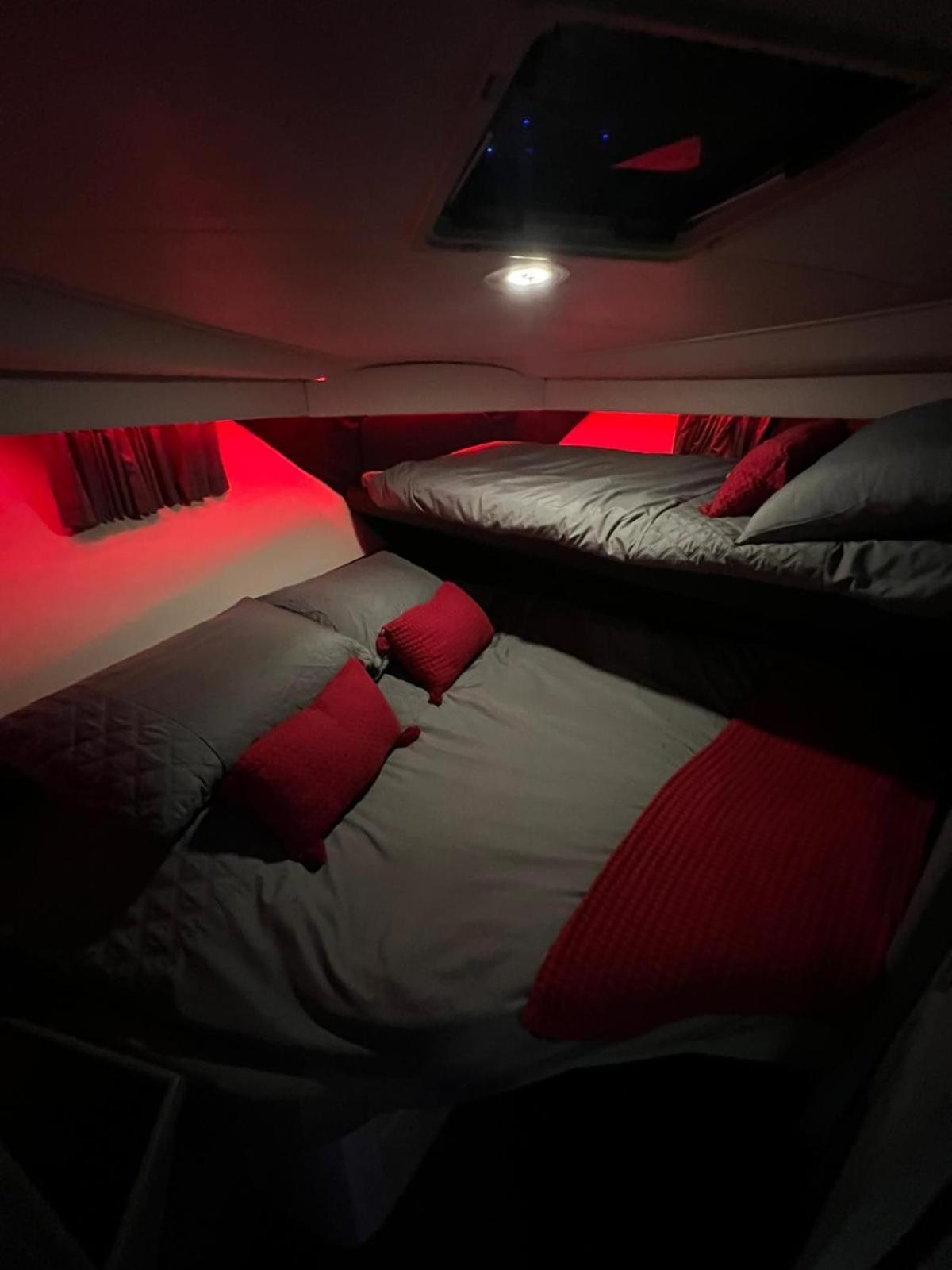 Yacht "X" - 44 Foot Modern Yacht On 5 Star Ocean Village Marina - Minutes Away From City Centre And Cruise Terminals, Free Parking ,Spa Package Available! Southampton Eksteriør billede