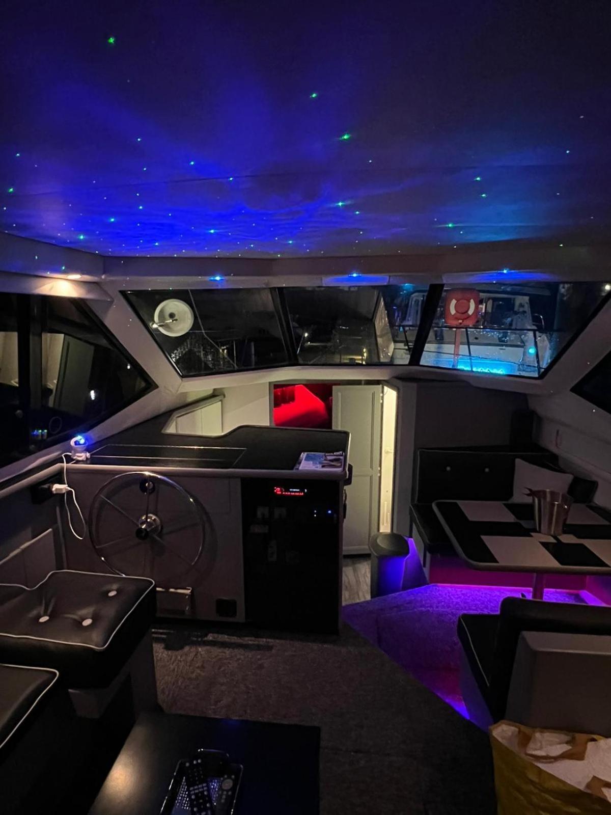 Yacht "X" - 44 Foot Modern Yacht On 5 Star Ocean Village Marina - Minutes Away From City Centre And Cruise Terminals, Free Parking ,Spa Package Available! Southampton Eksteriør billede