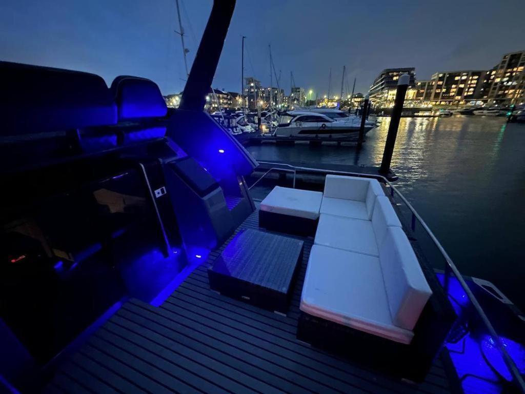 Yacht "X" - 44 Foot Modern Yacht On 5 Star Ocean Village Marina - Minutes Away From City Centre And Cruise Terminals, Free Parking ,Spa Package Available! Southampton Eksteriør billede