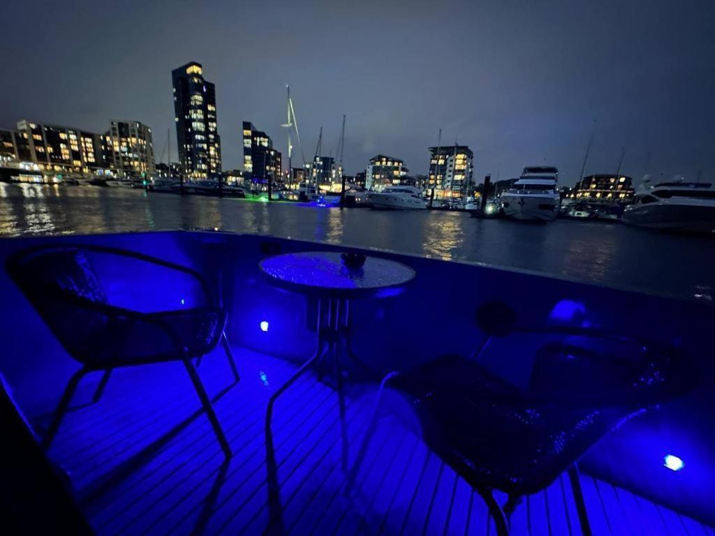 Yacht "X" - 44 Foot Modern Yacht On 5 Star Ocean Village Marina - Minutes Away From City Centre And Cruise Terminals, Free Parking ,Spa Package Available! Southampton Eksteriør billede