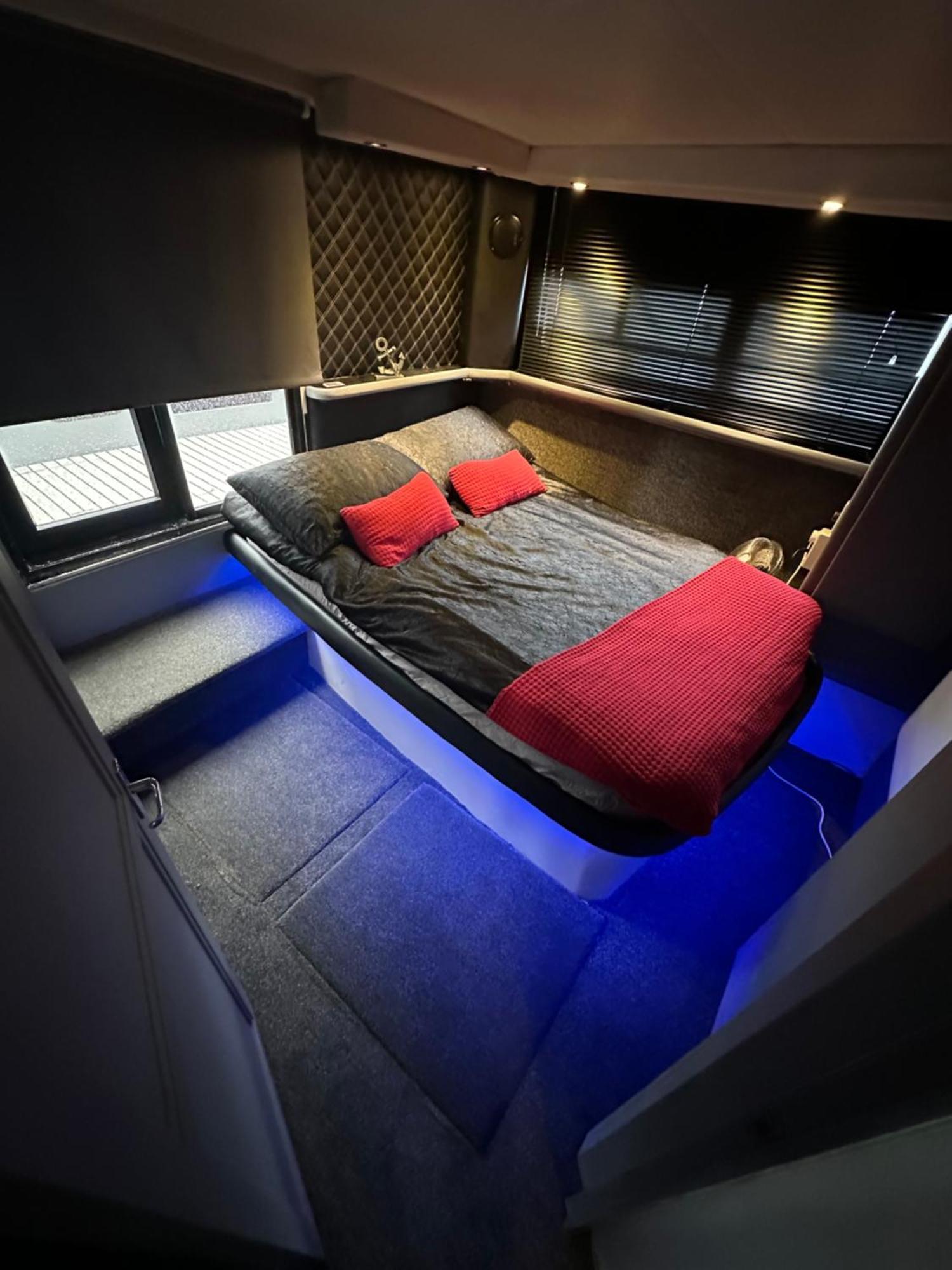 Yacht "X" - 44 Foot Modern Yacht On 5 Star Ocean Village Marina - Minutes Away From City Centre And Cruise Terminals, Free Parking ,Spa Package Available! Southampton Eksteriør billede