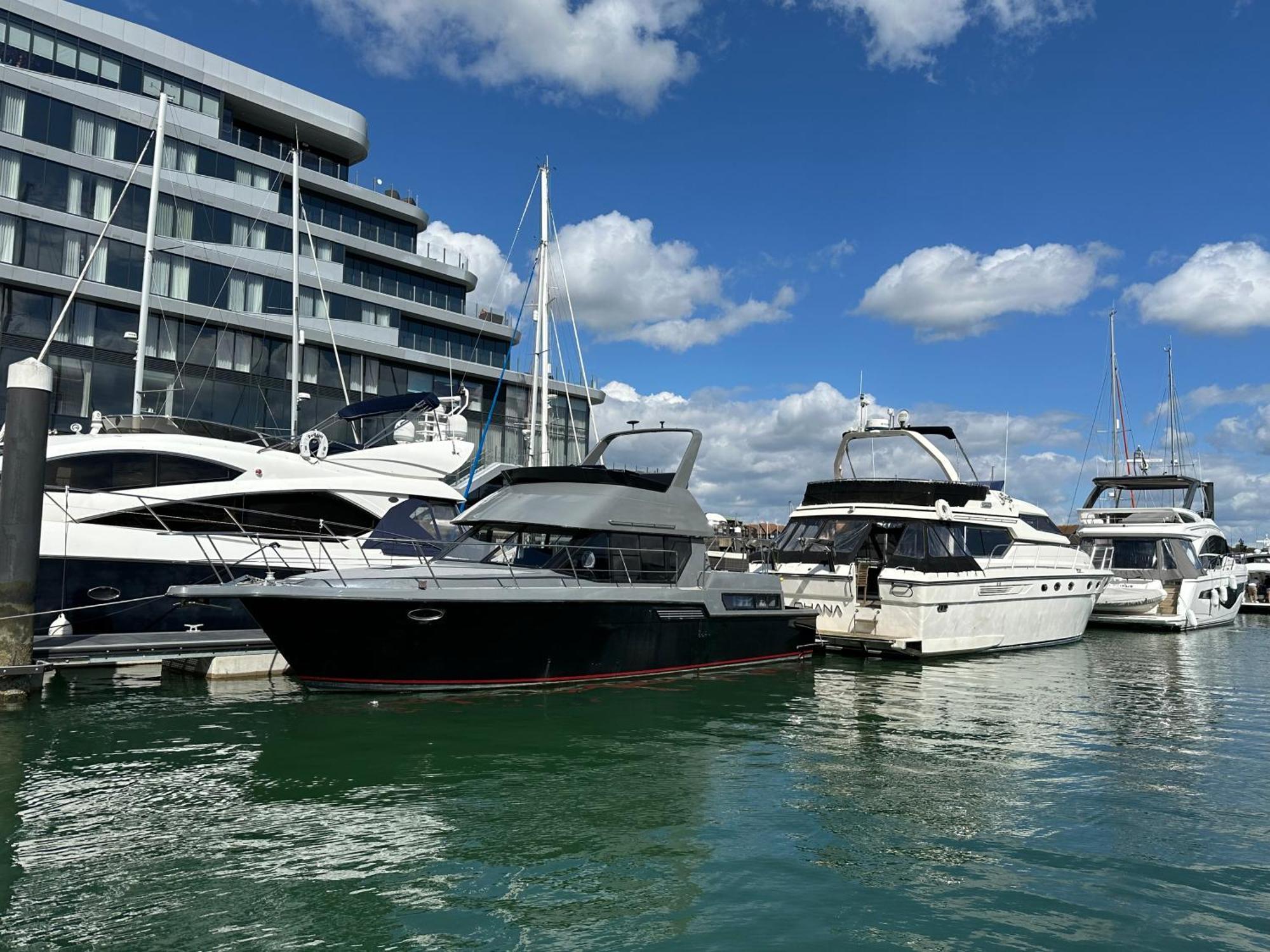 Yacht "X" - 44 Foot Modern Yacht On 5 Star Ocean Village Marina - Minutes Away From City Centre And Cruise Terminals, Free Parking ,Spa Package Available! Southampton Eksteriør billede