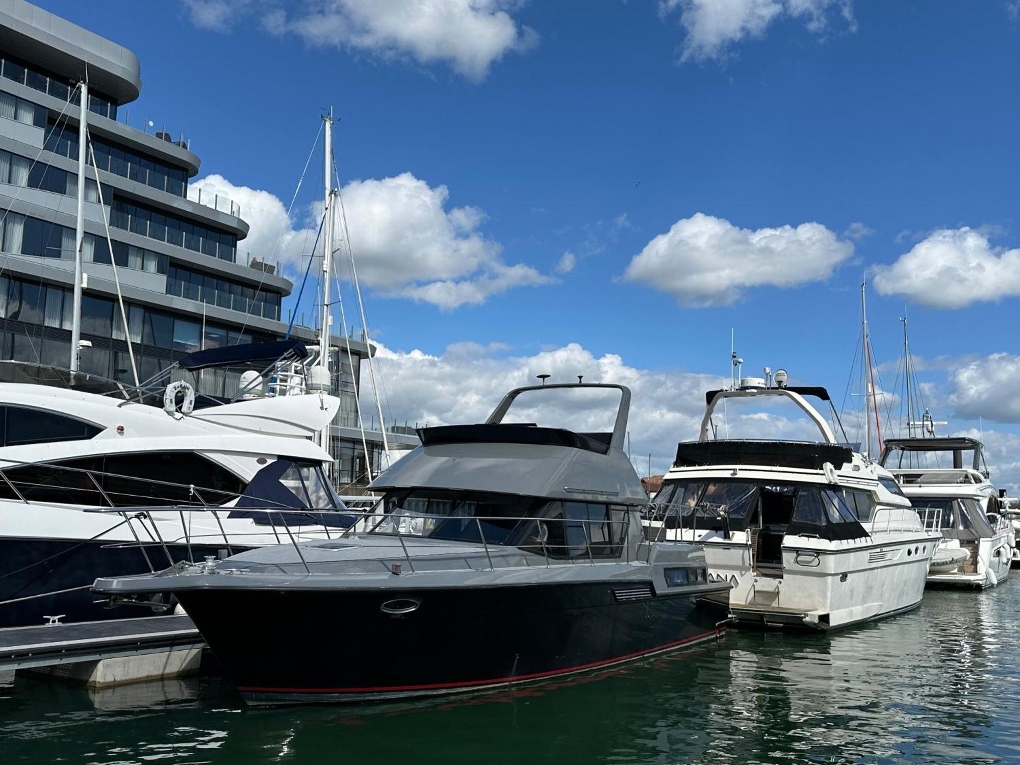 Yacht "X" - 44 Foot Modern Yacht On 5 Star Ocean Village Marina - Minutes Away From City Centre And Cruise Terminals, Free Parking ,Spa Package Available! Southampton Eksteriør billede