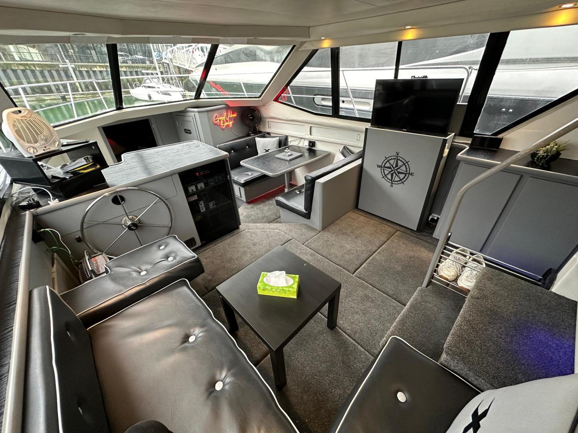 Yacht "X" - 44 Foot Modern Yacht On 5 Star Ocean Village Marina - Minutes Away From City Centre And Cruise Terminals, Free Parking ,Spa Package Available! Southampton Eksteriør billede