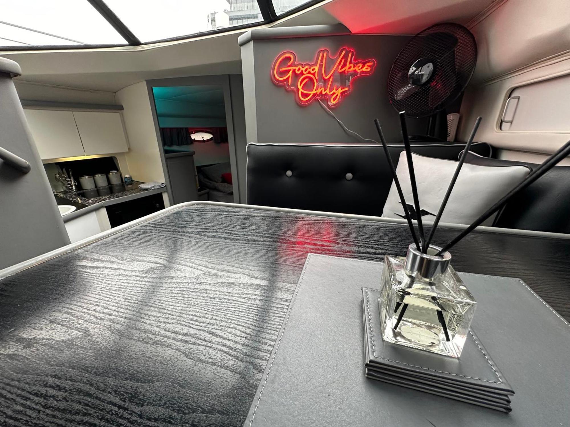Yacht "X" - 44 Foot Modern Yacht On 5 Star Ocean Village Marina - Minutes Away From City Centre And Cruise Terminals, Free Parking ,Spa Package Available! Southampton Eksteriør billede