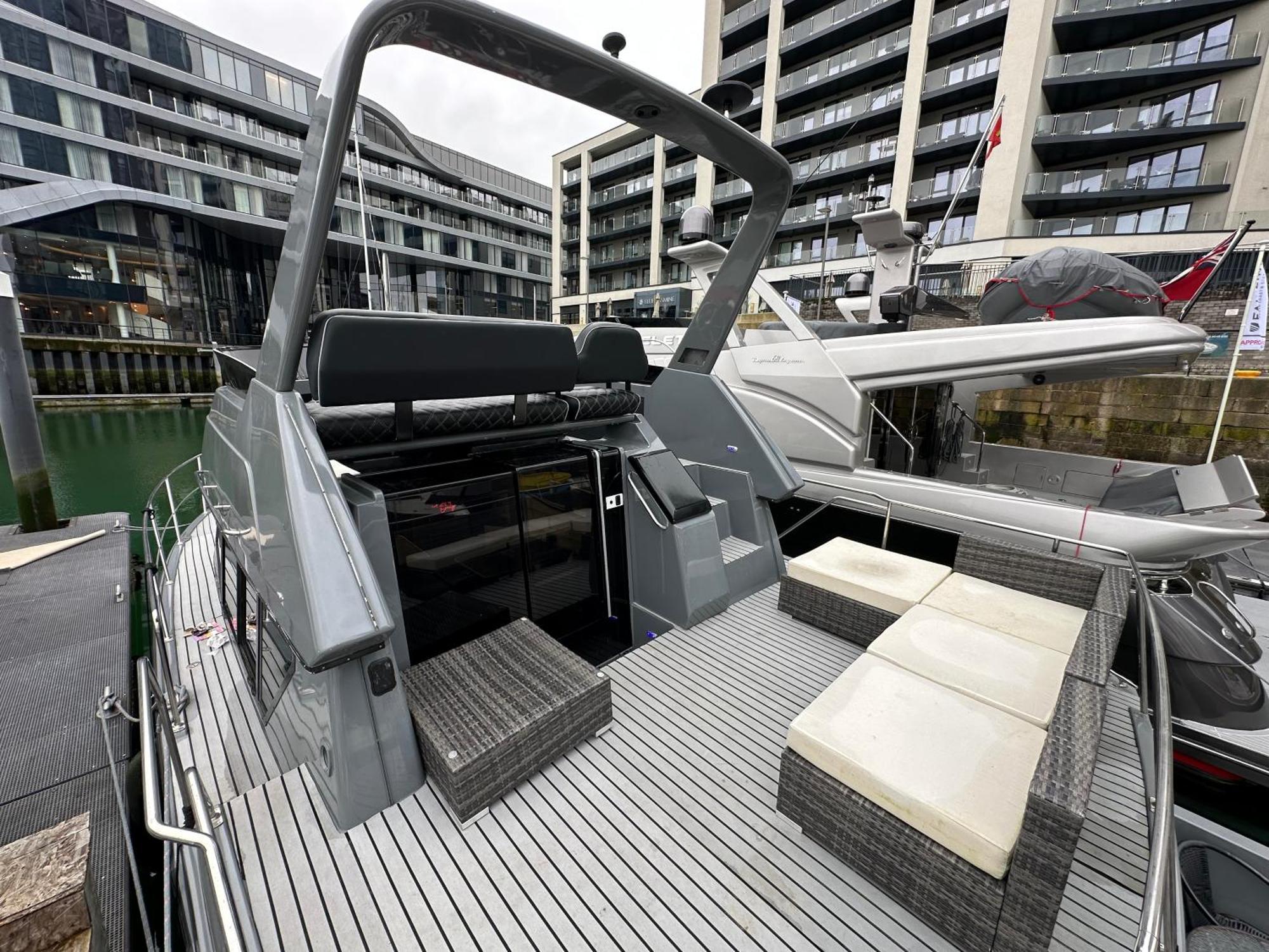 Yacht "X" - 44 Foot Modern Yacht On 5 Star Ocean Village Marina - Minutes Away From City Centre And Cruise Terminals, Free Parking ,Spa Package Available! Southampton Eksteriør billede