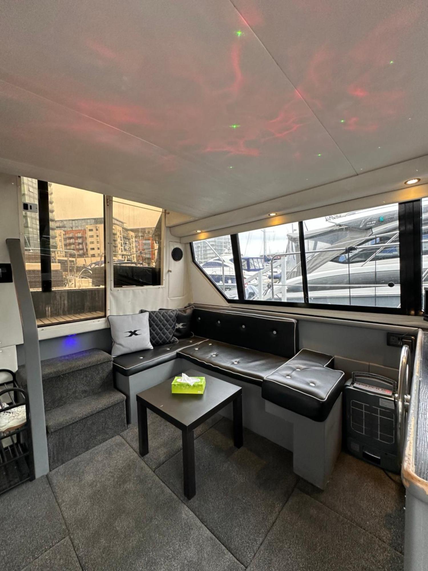 Yacht "X" - 44 Foot Modern Yacht On 5 Star Ocean Village Marina - Minutes Away From City Centre And Cruise Terminals, Free Parking ,Spa Package Available! Southampton Eksteriør billede