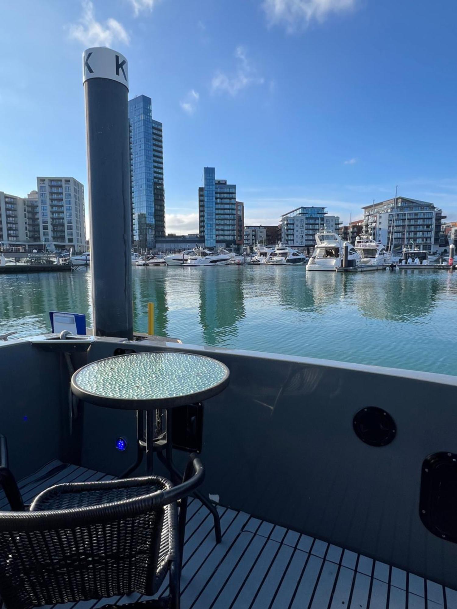 Yacht "X" - 44 Foot Modern Yacht On 5 Star Ocean Village Marina - Minutes Away From City Centre And Cruise Terminals, Free Parking ,Spa Package Available! Southampton Eksteriør billede