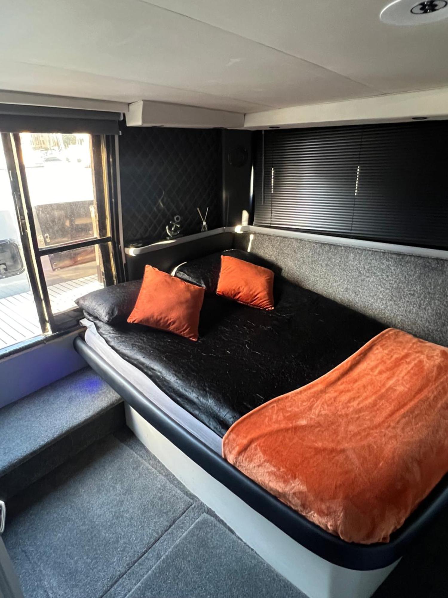 Yacht "X" - 44 Foot Modern Yacht On 5 Star Ocean Village Marina - Minutes Away From City Centre And Cruise Terminals, Free Parking ,Spa Package Available! Southampton Eksteriør billede